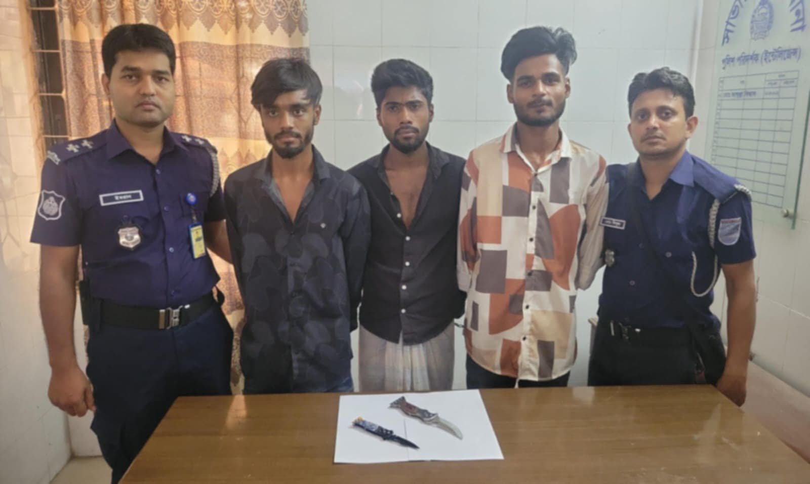 সাভারে পুলিশের বিশেষ অভিযান; ৩ ছিনতাইকারী গ্রেফতার