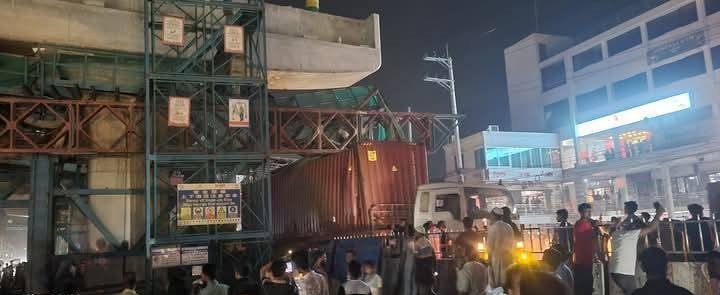এলিভেটেড এক্সপ্রেসওয়ে পিয়ার ক্যাপ সাটার ভেঙে পড়লো কাভার ভ্যানের উপর