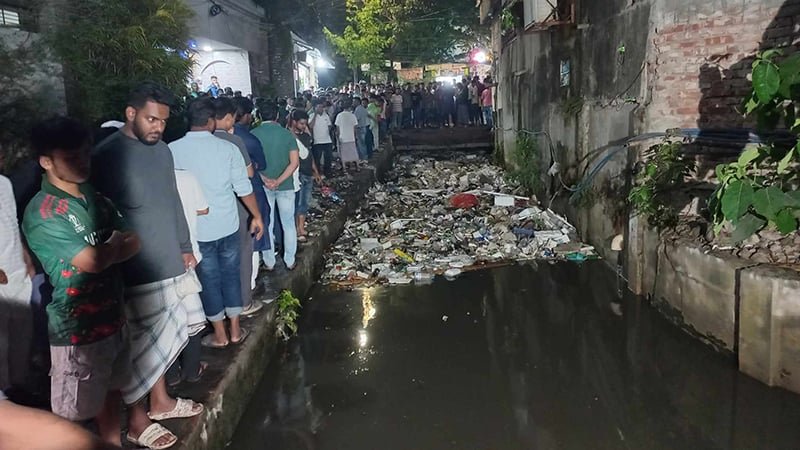 রিকশা উল্টে নালায় পড়ে নিখোঁজ ছয় মাস বয়সী শিশু