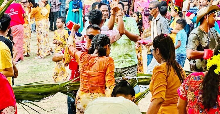 কুয়াকাটায় জলকেলিতে মেতেছেন রাখাইন তরুণ-তরুণীরা