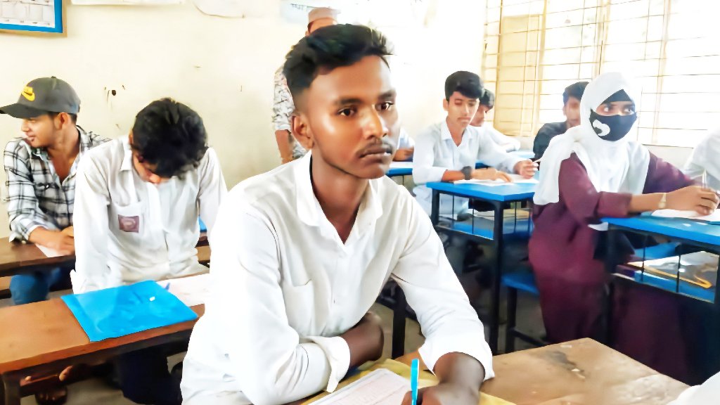 বাবার লাশ বাড়িতে রেখে এসএসসি পরীক্ষার হলে ছেলে
