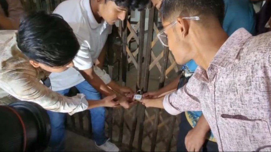 শিক্ষকদের বের করে দিয়ে ঢাকা পলিটেকনিকে তালা শিক্ষার্থীদের