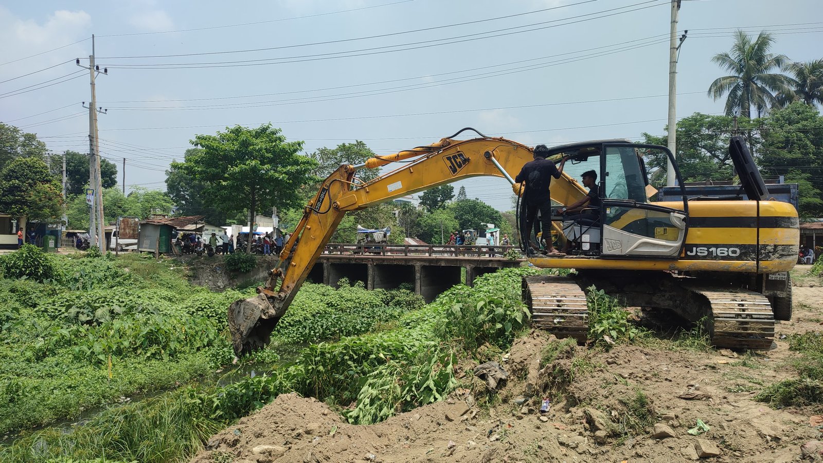 অবশেষে পাবনা শহর অংশে ইছামতী নদী খনন শুরু; উচ্ছসিত নদীপাড়ের মানুষ