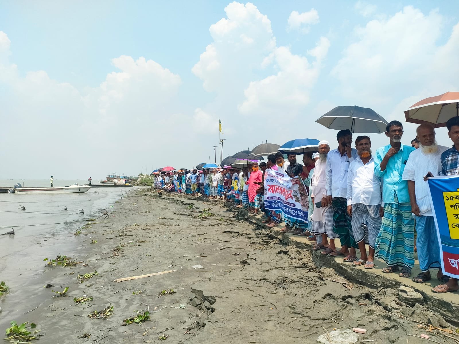 বালু উত্তোলন বন্ধ ও স্থায়ী বেড়িবাঁধের দাবিতে কাঁচিকাটায় মানববন্ধন