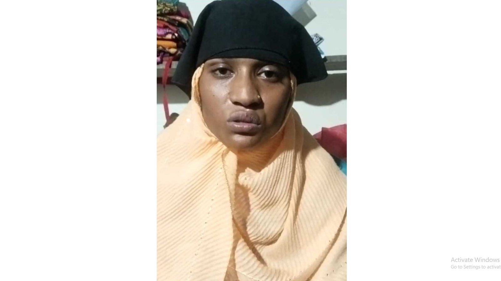 বিয়ের দাবিতে প্রেমিকের বাড়িতে এক সন্তানের মায়ের অনশন