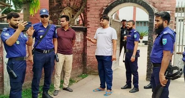 জামিনে মুক্তির পর জেলগেট থেকে পুনরায় গ্রেফতার আওয়ামী লীগ নেতা