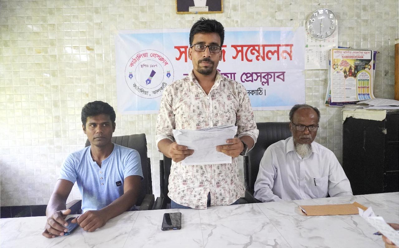 কাঁঠালিয়ায় “সংখ্যালঘুর জমি দখল হচ্ছে” ফেইজবুকে প্রচারিত মিথ্যা সংবাদের প্রতিবাদে সংবাদ সম্মেলন
