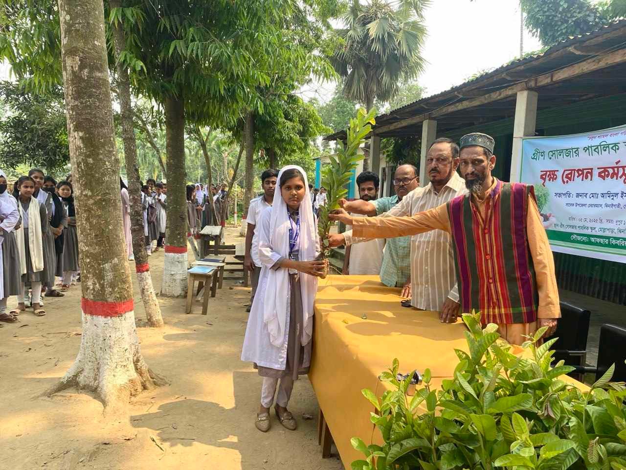গ্রীণ সোলজার পাবলিক স্কুলে বৃক্ষরোপণ কর্মসূচি অনুষ্ঠিত