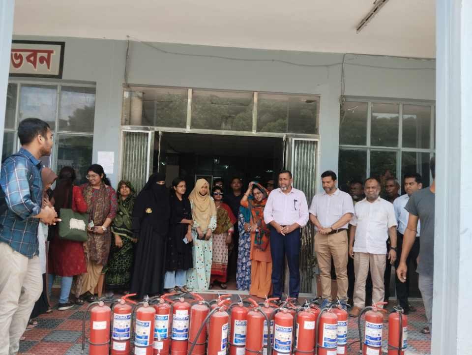 বাকৃবিতে অগ্নিকাণ্ড মোকাবিলায় বিশেষ প্রশিক্ষণ