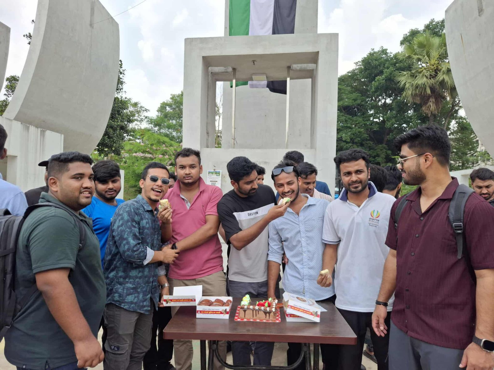 খালেদা জিয়ার স্বদেশ প্রত্যাবর্তন উদযাপনে কুমিল্লা বিশ্ববিদ্যালয় ছাত্রদলের কেক কাটা ও মিষ্টি বিতরণ