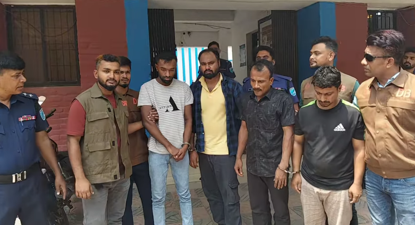 আন্তঃজেলা ডাকাত দলের চার সদস্য গ্রেপ্তার, উদ্ধার ৫৭ ব্যারেল তেল ও তিনটি গাড়ি