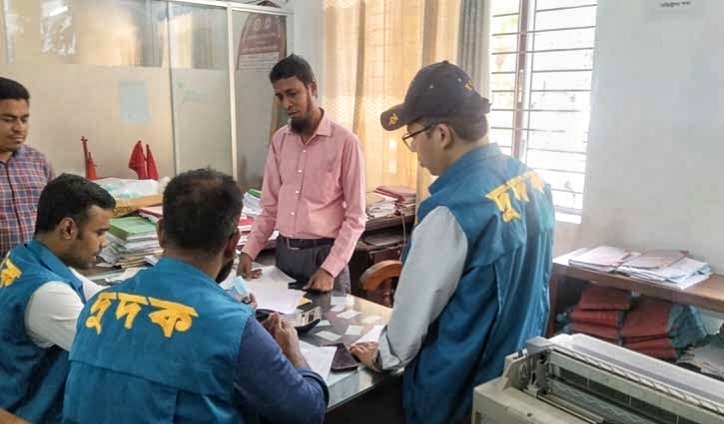 ঝালকাঠি বিআরটিএ কার্যালয়ে দুদকের অভিযান, তিন দিনের মধ্যে লাইসেন্স প্রদানের নির্দেশ