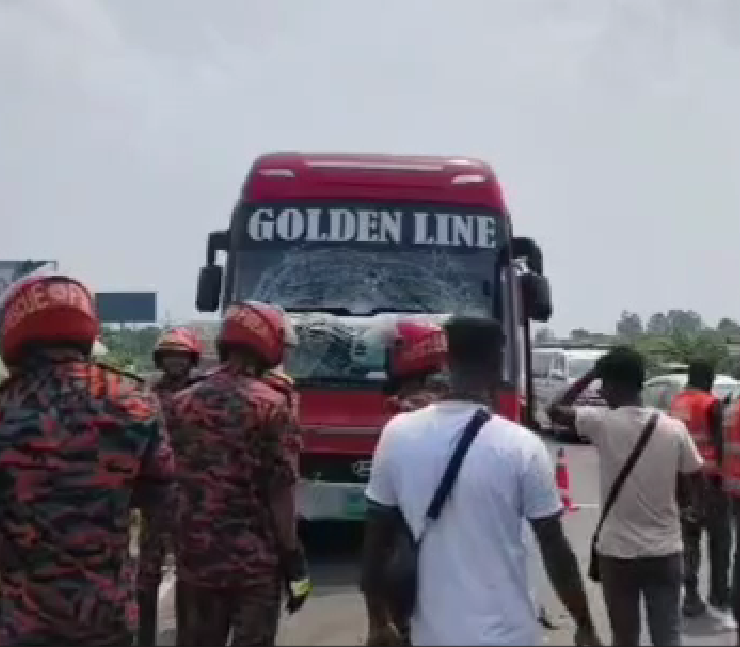 এক্সপ্রেসওয়েতে দাঁড়িয়ে থাকা অ্যাম্বুলেন্সে বাসের ধাক্কা, নিহত ৫