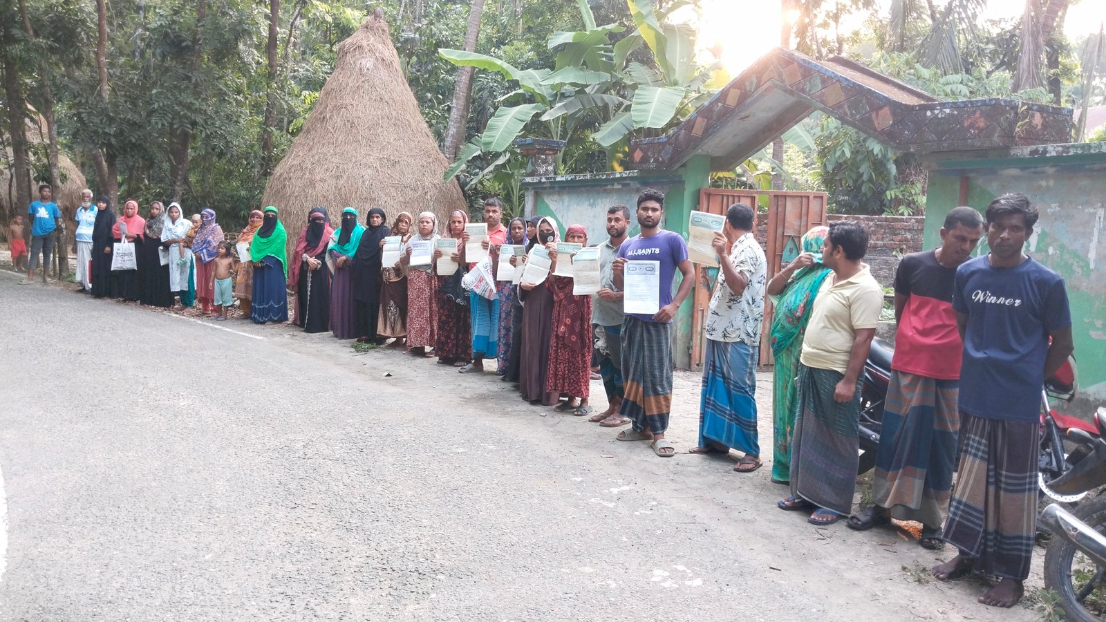 রাজাপুরে গ্রাহকের ১২ কোটি টাকা নিয়ে আত্মগোপনে এনজিও মালিকরা: মানববন্ধন ও বিক্ষোভ