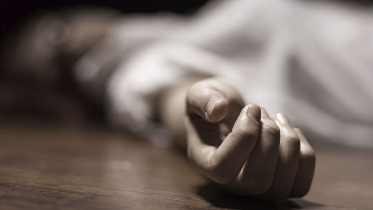আম পাড়াকে কেন্দ্র করে ঝগড়ায় প্রাণ গেলো রোজাদার নারীর