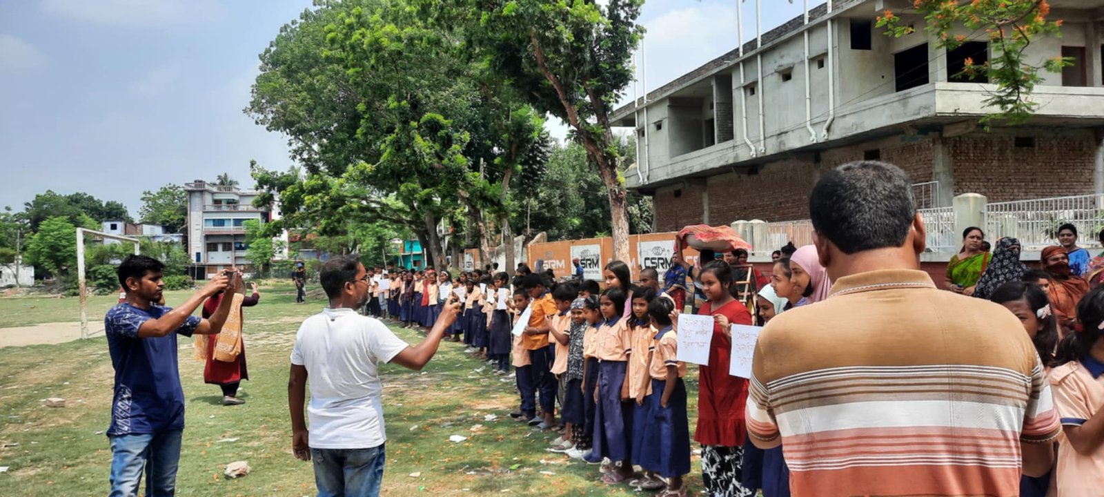 খেলার মাঠ বন্ধে প্রাচীর নির্মাণ চেষ্টার প্রতিবাদে ক্ষুদে শিক্ষার্থীদের বিক্ষোভ ও মানববন্ধন