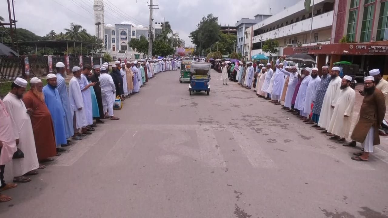 ঈদের আগে বকেয়া বেতন পরিশোধের দাবিতে মানববন্ধন
