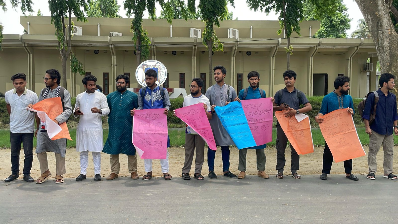 রাকসুর পূর্ণাঙ্গ তফসিল ঘোষণা ও শতভাগ আবাসন নিশ্চিতের দাবিতে ছাত্র সমাবেশ