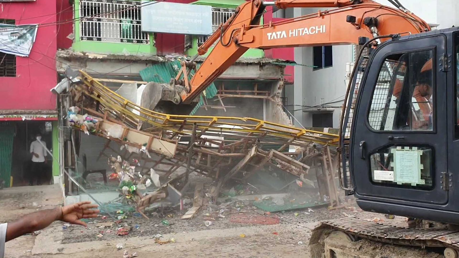 সড়কের জায়গা দখল করে নির্মিত ১৫ টি স্থাপনা উচ্ছেদ