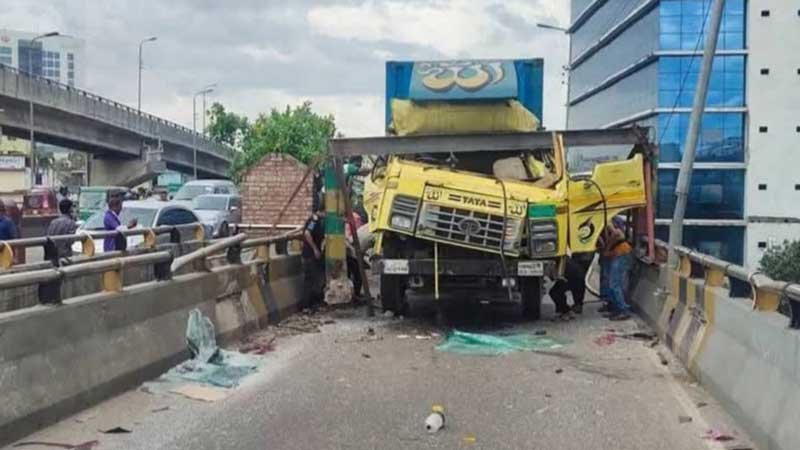 চট্টগ্রামে ফ্লাইওভারের উচ্চতা প্রতিবন্ধকে কাভার্ডভ্যানের ধাক্কা