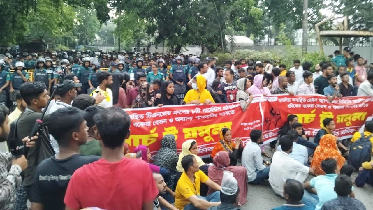 যমুনা অভিমুখে গার্মেন্টস শ্রমিকরা, পুলিশি বাধায় কাকরাইলে অবস্থান