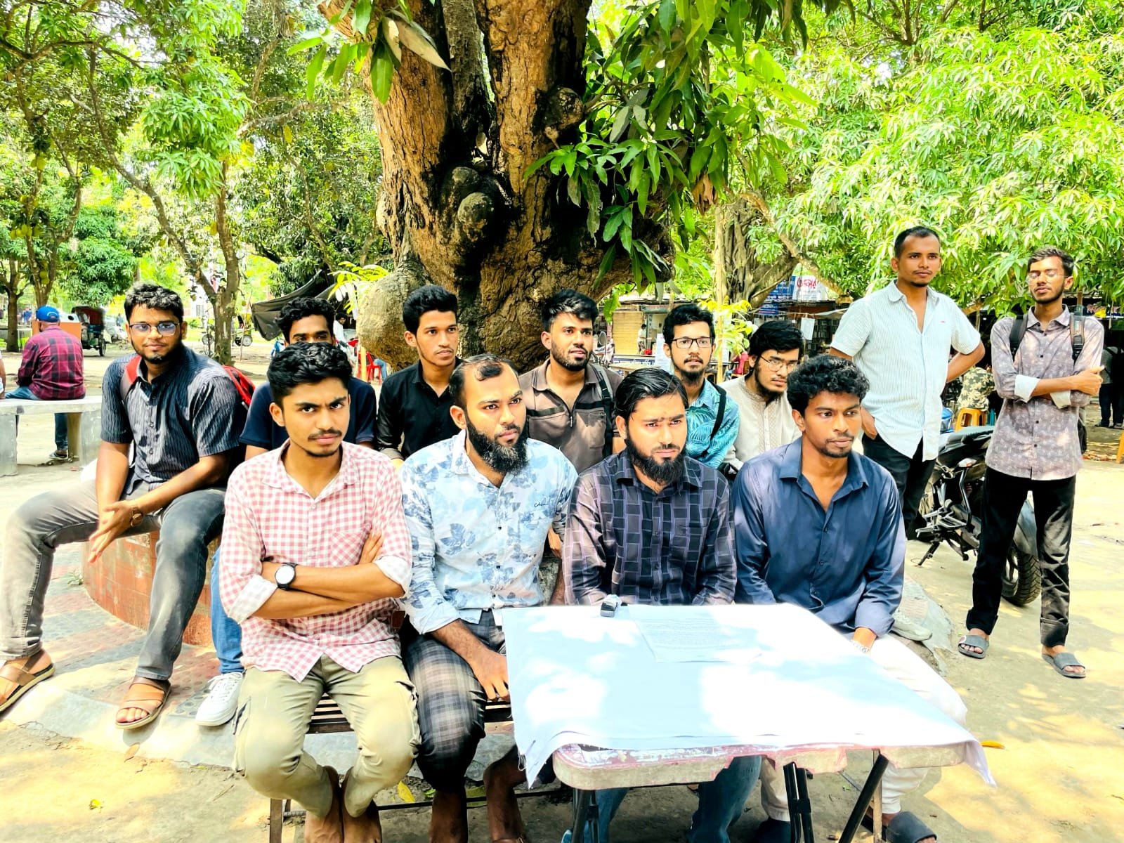 ছাত্রী-শিক্ষক কাণ্ডে অভিযুক্ত ছাত্রী ও শিক্ষকের স্থায়ী বহিষ্কারসহ ৫ দাবি