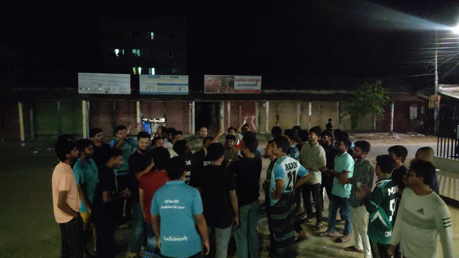 কুবিতে বিদ্যুৎ ও ওয়াইফাই সমস্যা সমাধানের দাবিতে শিক্ষার্থীদের বিক্ষোভ মিছিল