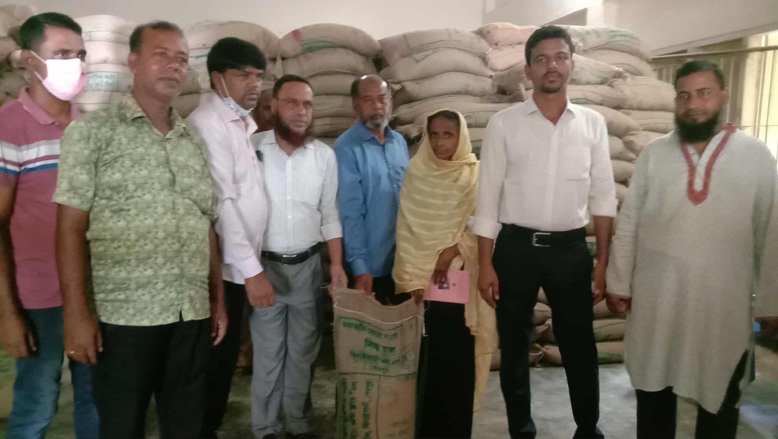 ঝিনাইগাতীতে ভিডব্লিউবির চাল পেলো ২,২৯২ হতদরিদ্র পরিবার"