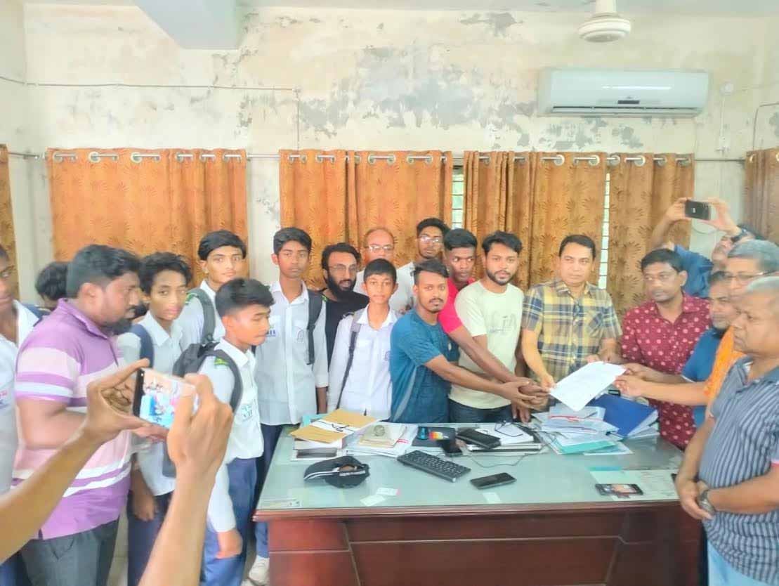 বিদ্যালয়ের পাশের ময়লার স্তূপ সরাতে শিক্ষার্থীদের স্মারকলিপি