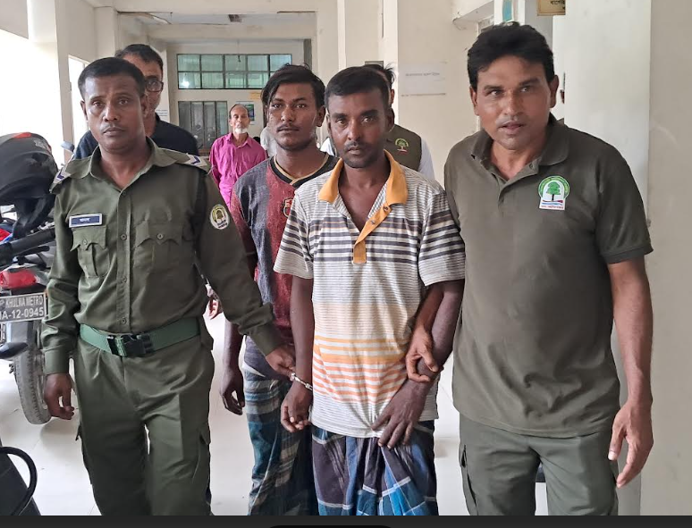 সুন্দরবন থেকে হরিণের চামড়া ও মাথাসহ আটক ২
