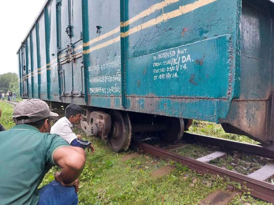 ঝড়-বৃষ্টিতে ট্রেন চলাচলে বিঘ্ন, দুই স্থানে ট্রেনের ইঞ্জিন-বগি লাইনচ্যুত, ভোগান্তি চরমে