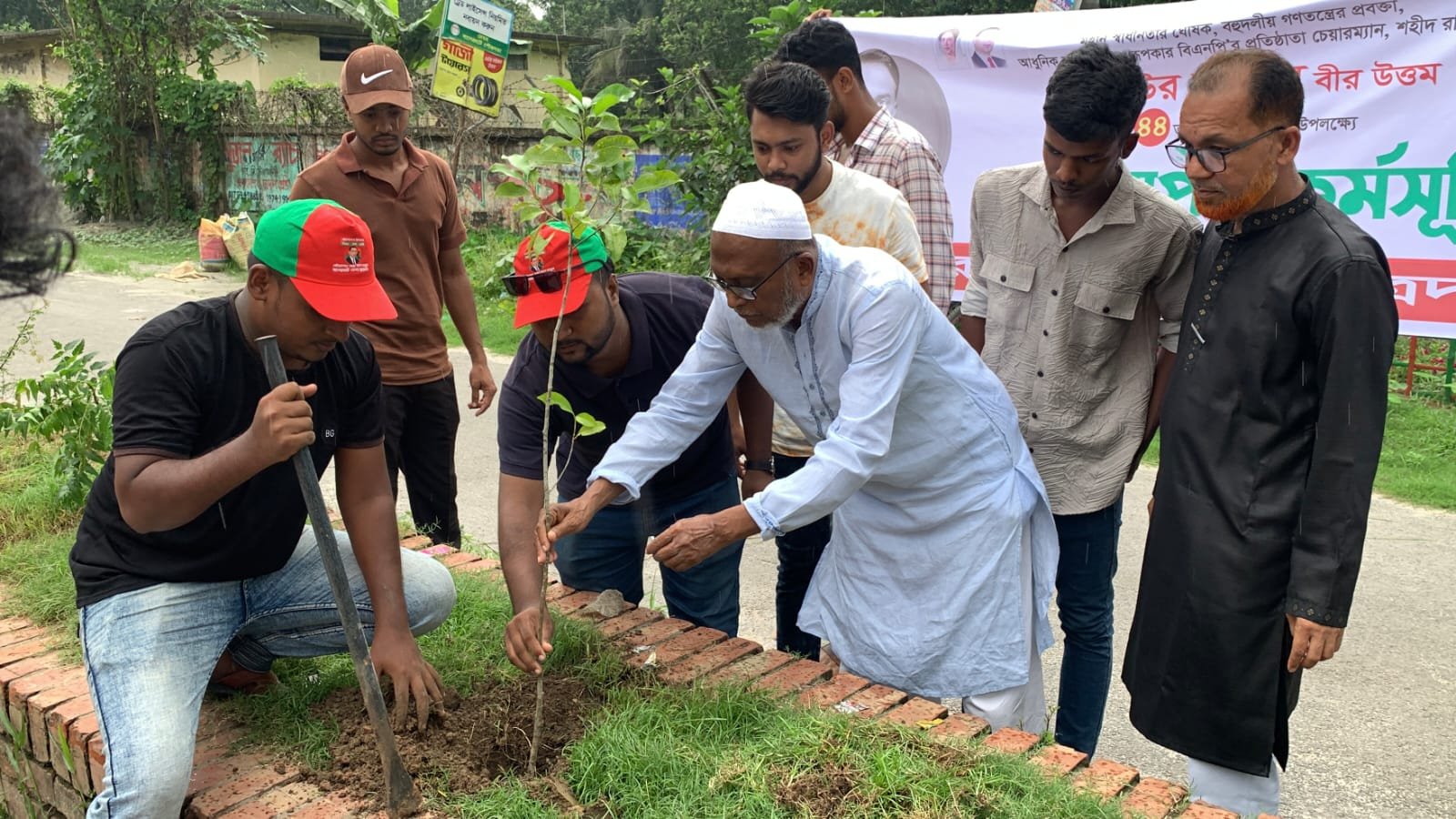 বাগেরহাটে শহীদ জিয়াউর রহমানের শাহাদাৎ বার্ষিকীতে ছাত্রদলের বৃক্ষরোপণ কর্মসূচি