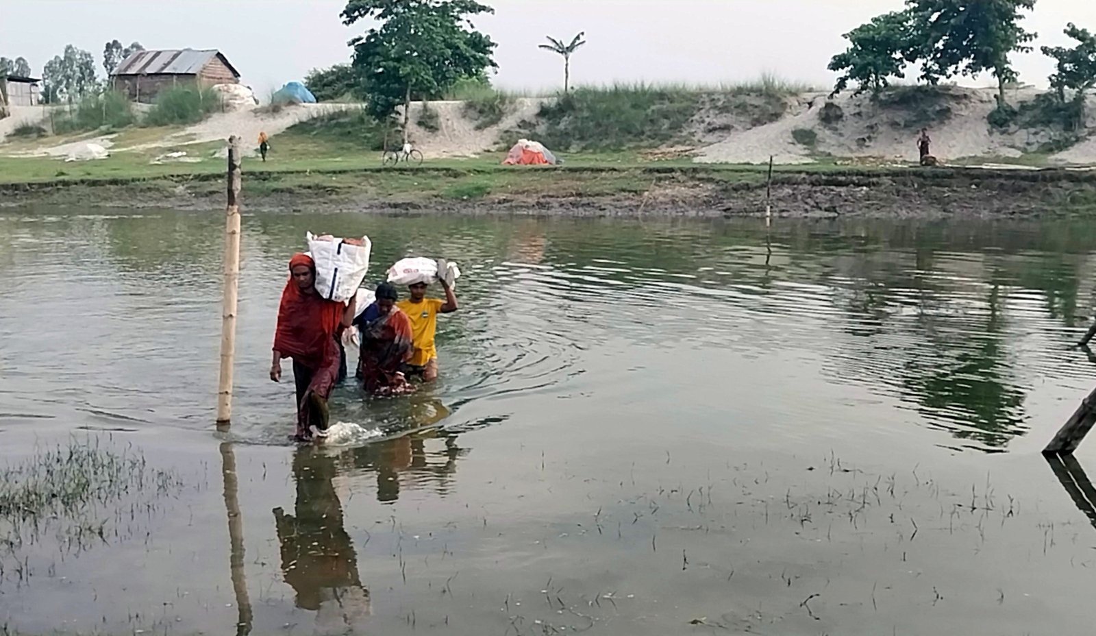 সাঁকো ভেঙে পড়ায় বুক পানিতে চলাচল