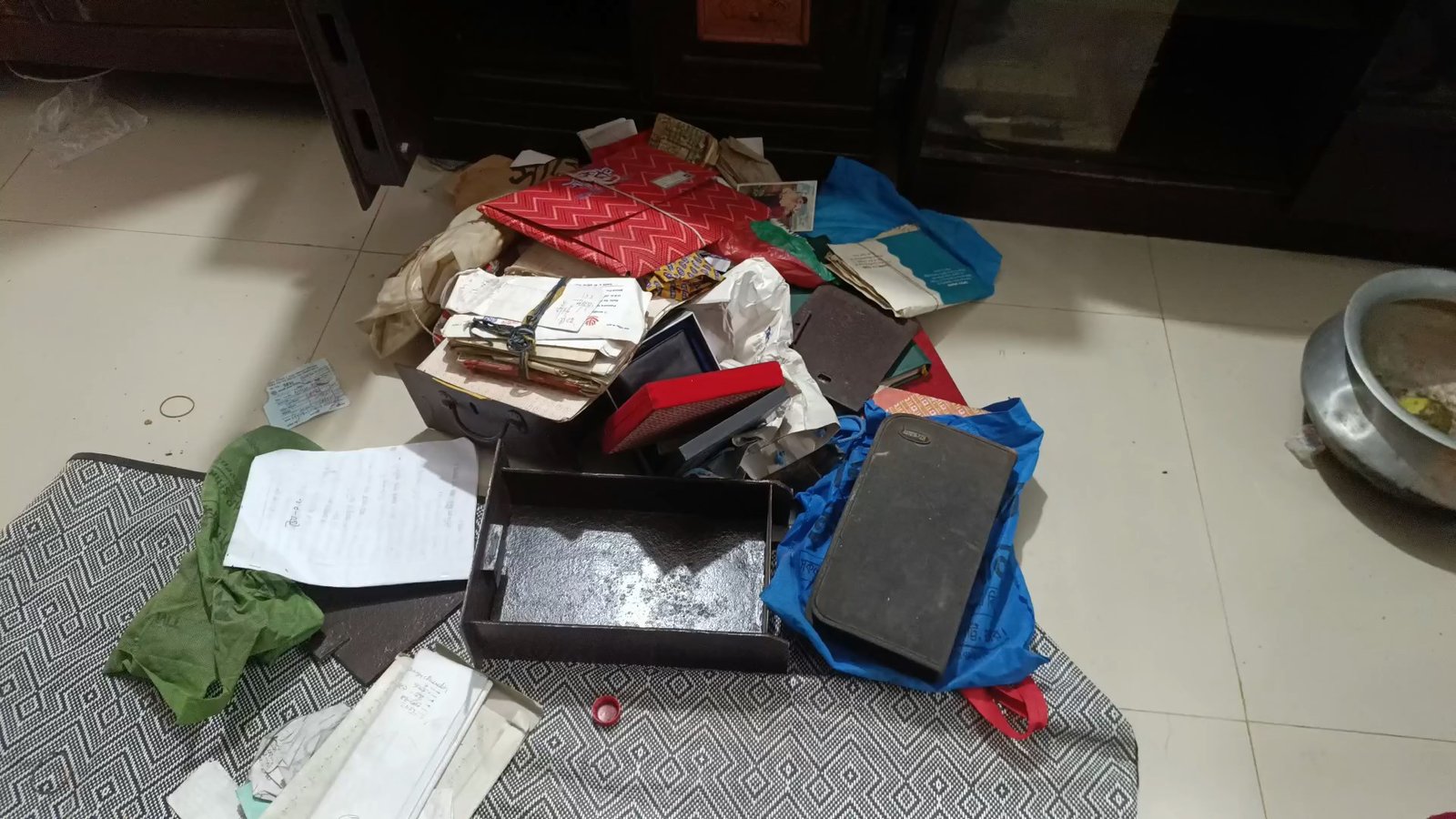 ঝিনাইদহে অস্ত্রধারী ডাকাতির ঘটনায় ব্যবসায়ীর বাড়ি থেকে ২ লাখ টাকা ও স্বর্ণালংকার লুট