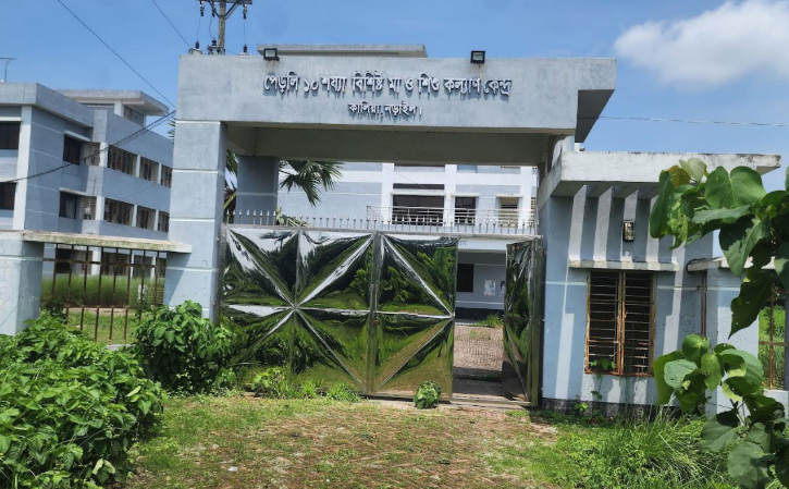 “হাসপাতাল আছে, সেবা নেই: তালাবদ্ধ স্বাস্থ্যব্যবস্থা”