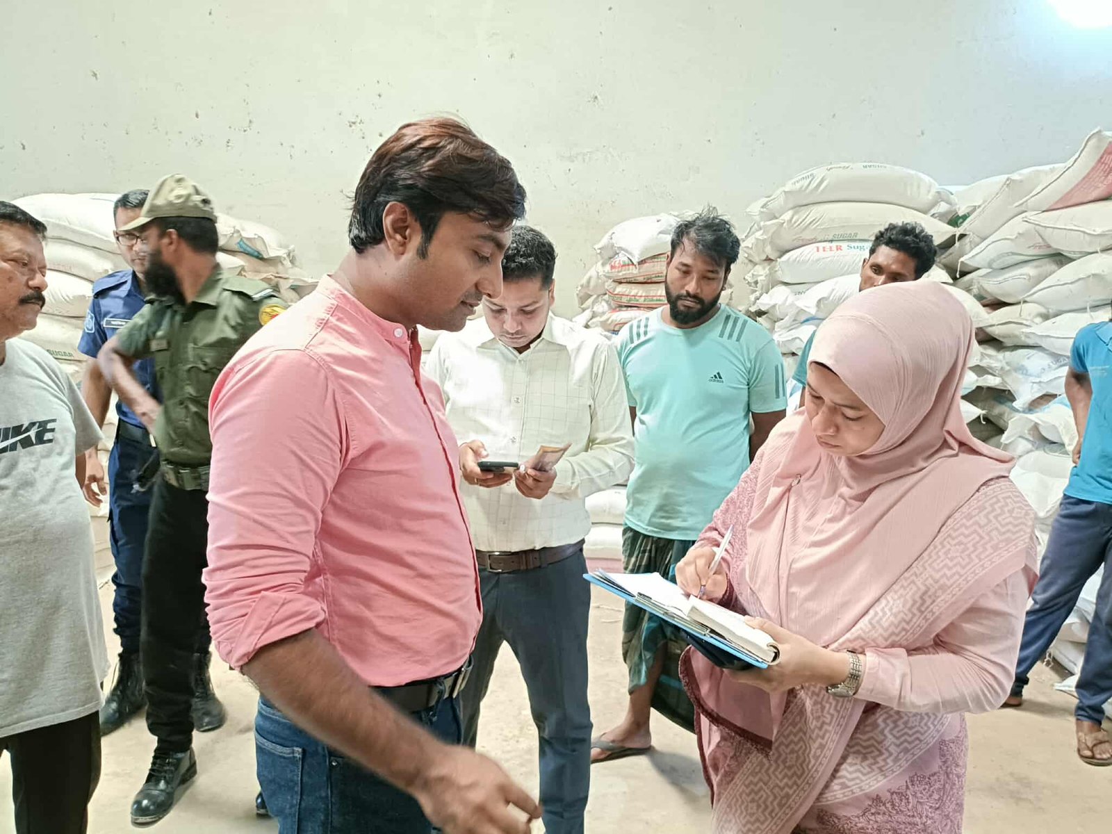 মহেশপুরে প্লাস্টিকের বস্তায় চাল বাজারজাত করার অভিযোগে জরিমানা