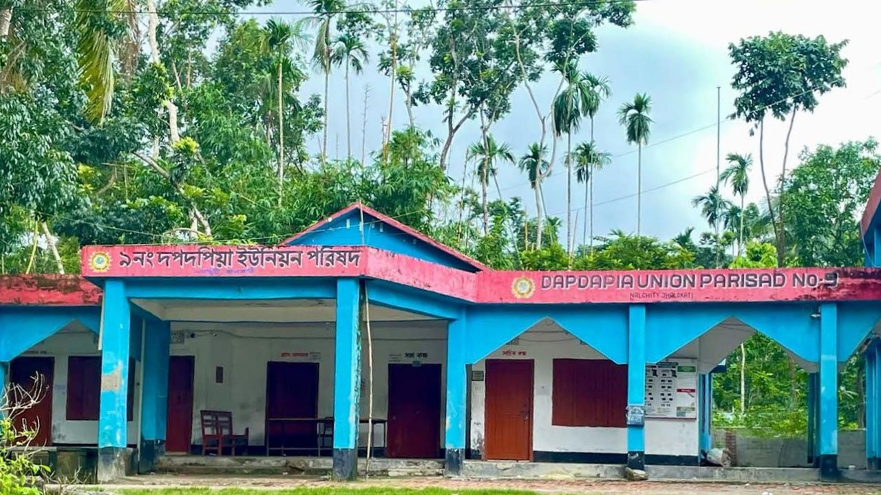 ইউনিয়ন বিএনপি সভাপতিকে ইউপি চেয়ারম্যান চাঁদা না দেওয়ায় পরিষদে আটদিন ধরে তালাবদ্ধ, সেবা থেকে বঞ্চিত হাজারো মানুষ