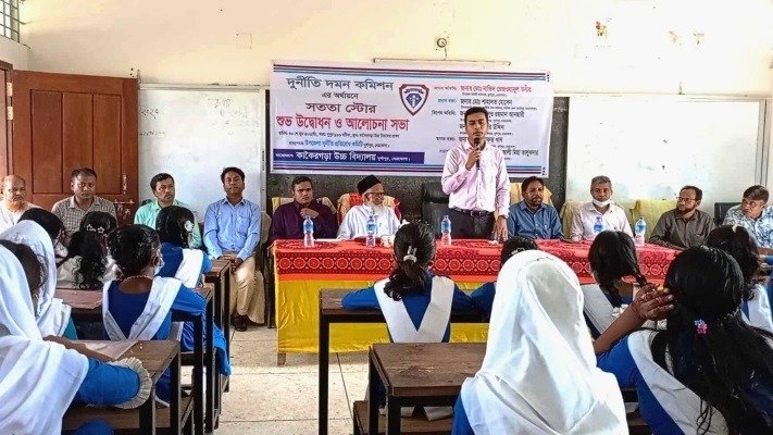 সততার শিক্ষা দিতে স্কুলে দোকান, নেই বিক্রেতা নেই পাহারা