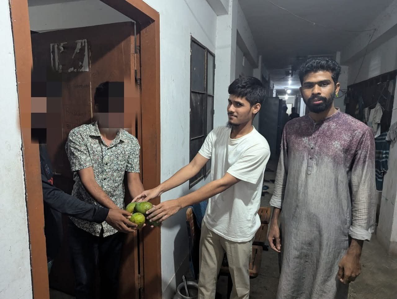 নোবিপ্রবিতে ছাত্রশিবিরের মৌসুমী ফল উপহার, প্রসংশায় শিক্ষার্থীরা