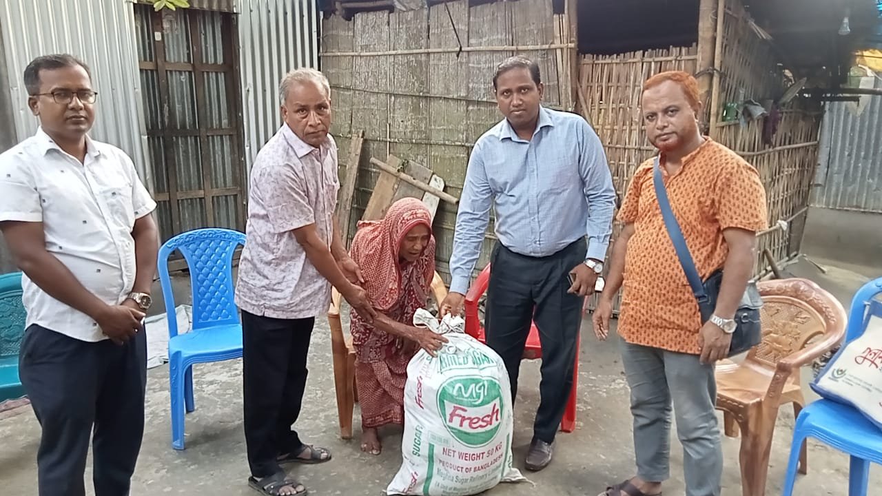 গাইবান্ধার বৃদ্ধা জমিলা বেওয়ার পাশে দাঁড়ালেন সমাজসেবা কর্মকর্তা