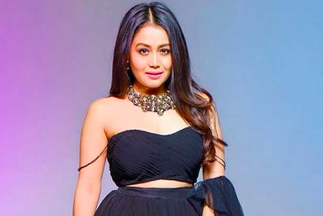ফ্যাশন নাকি ফ্যাসকো? বিতর্কে নেহা কক্করের পোশাকচয়ন