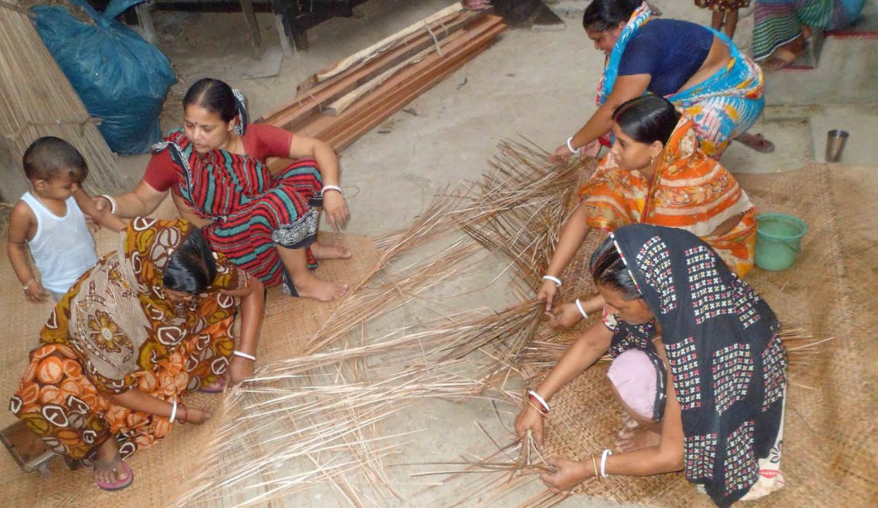 মুন্সিগঞ্জে হারিয়ে যেতে বসেছে পাটি শিল্প