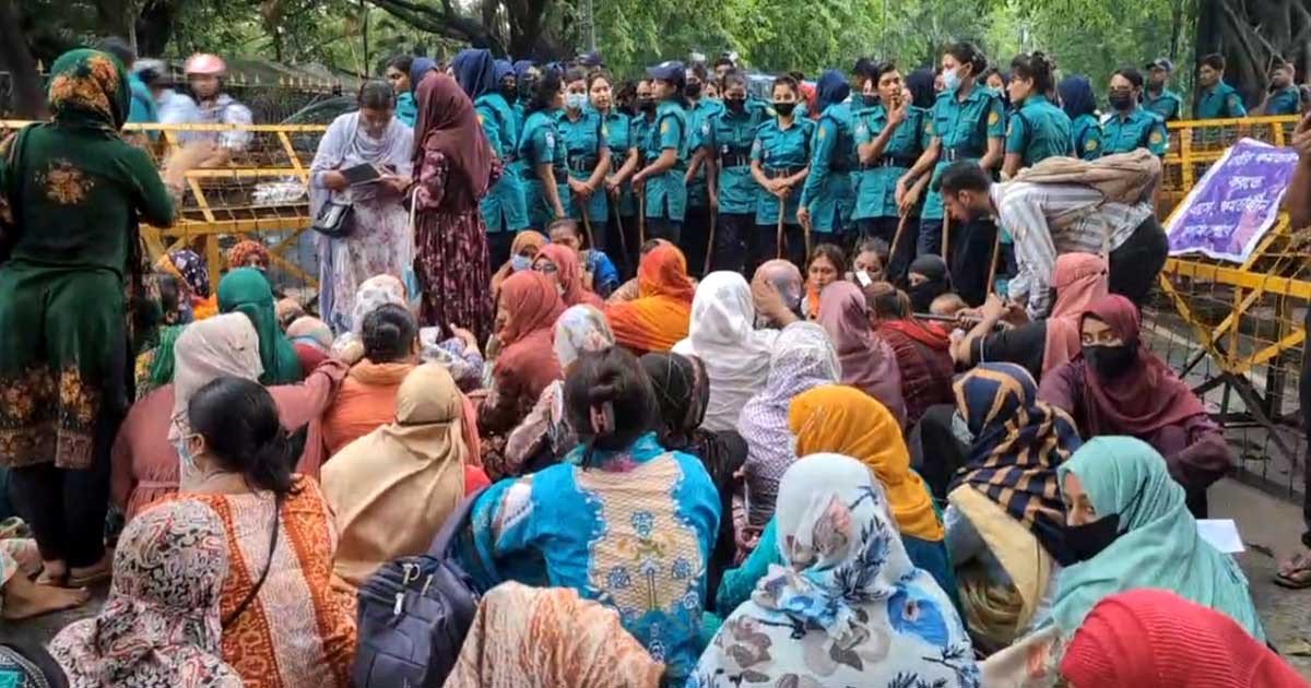 রাজস্ব খাতে অন্তর্ভুক্তির দাবিতে সচিবালয় অভিমুখে তথ্য আপা কর্মীদের অবস্থান