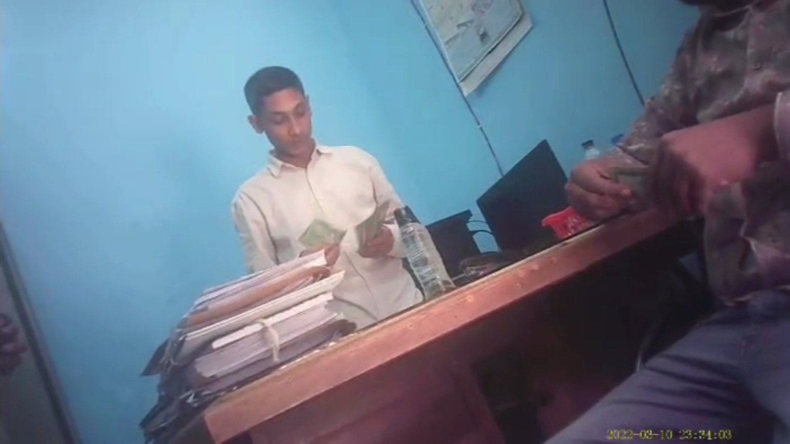 ঘুষের টাকা গুণে নিচ্ছেন চুয়াডাঙ্গা জনস্বাস্থ্য প্রকৌশল অধিদপ্তরের ক্যাশিয়ার উজ্জ্বল বড়ুয়া