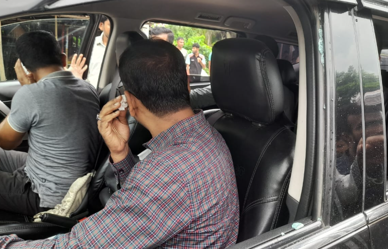 গোপালগঞ্জে এনসিপির পদযাত্রা ঠেকাতে ইউএনওর গাড়ি বহরে হামলা, পুলিশের গাড়িতে আগুন