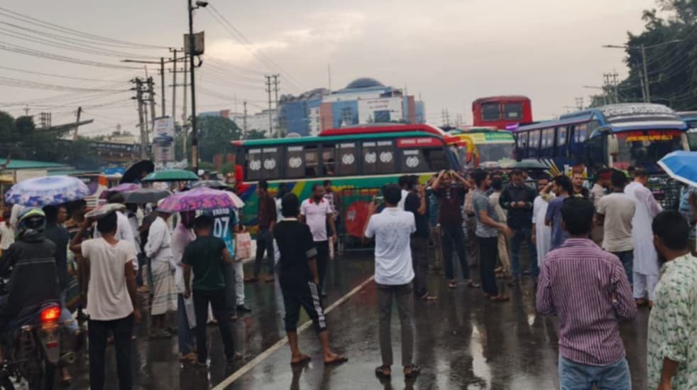 গোপালগঞ্জে এনসিপির নেতৃবৃন্দের উপর হামলার প্রতিবাদে আশুলিয়ায় মহাসড়ক ব্লকেড