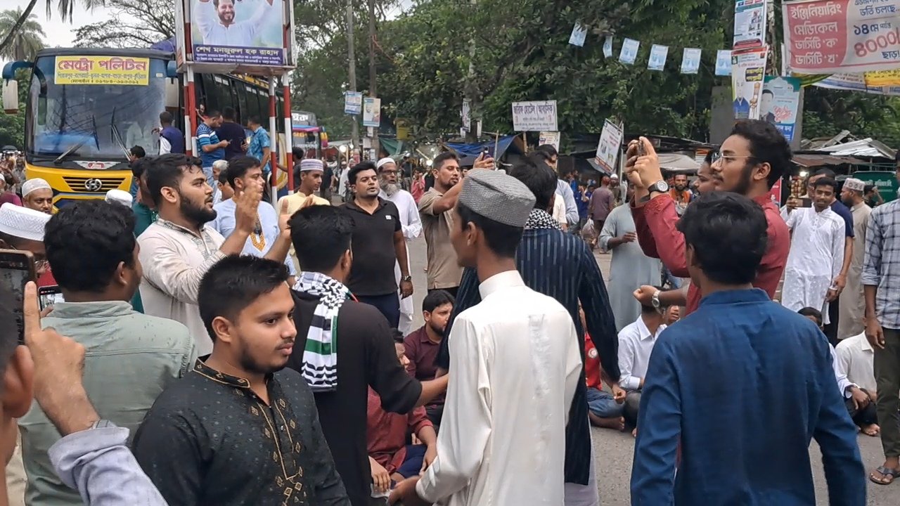 বাগেরহাটে সড়ক অবরোধ ও টায়ার জ্বালিয়ে বিক্ষোভ, এনসিপি নেতাকর্মীদের ওপর হামলার প্রতিবাদ