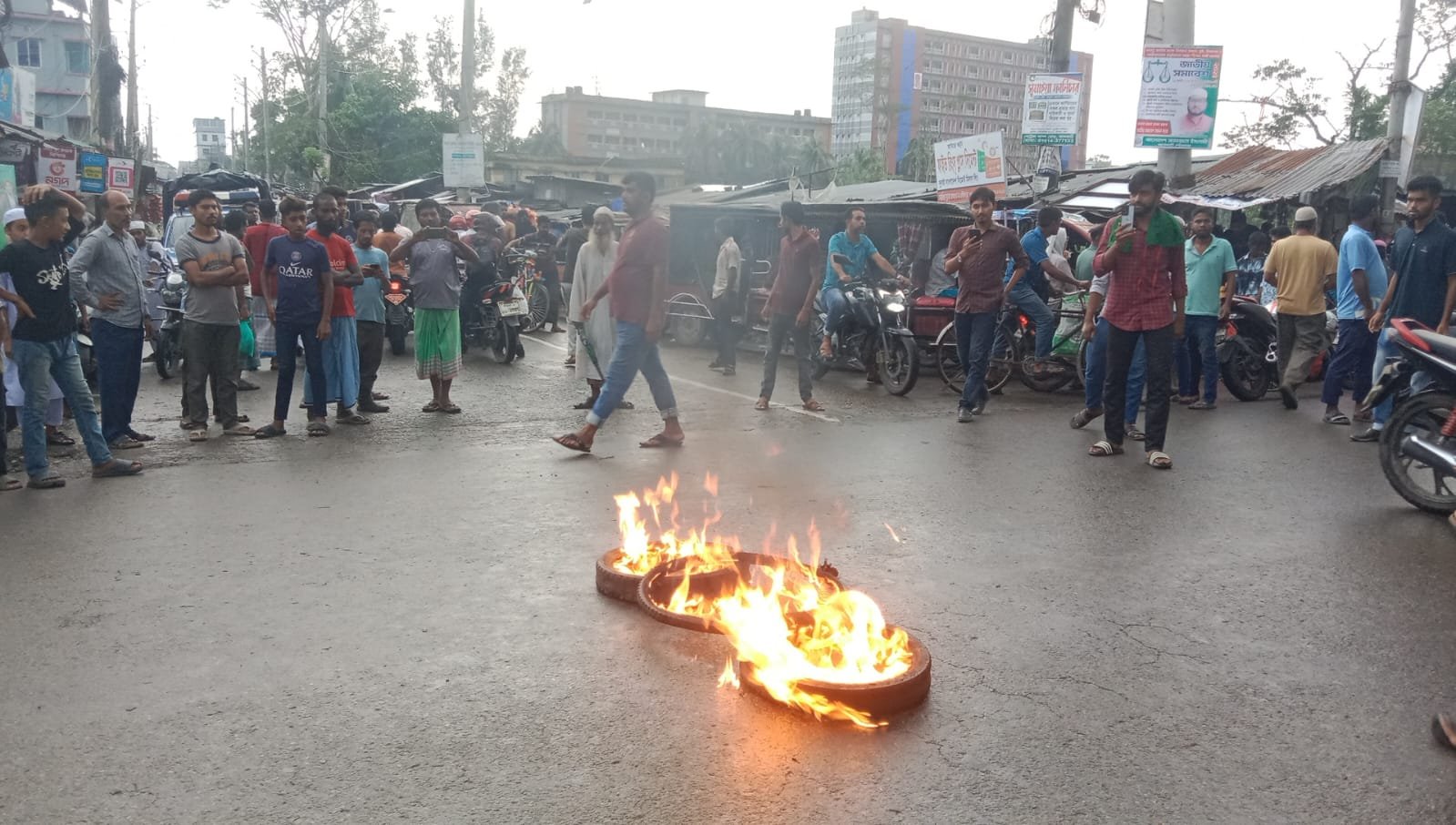 ঝালকাঠিতে এনসিপি ও বৈষম্যবিরোধী ছাত্র আন্দোলনের মহাসড়ক অবরোধ