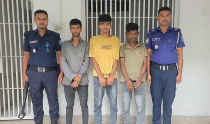 সাভারে ডাকাতির প্রস্তুতিকালে দেশীয় অস্ত্রসহ ৩ ডাকাতকে গ্রেপ্তার