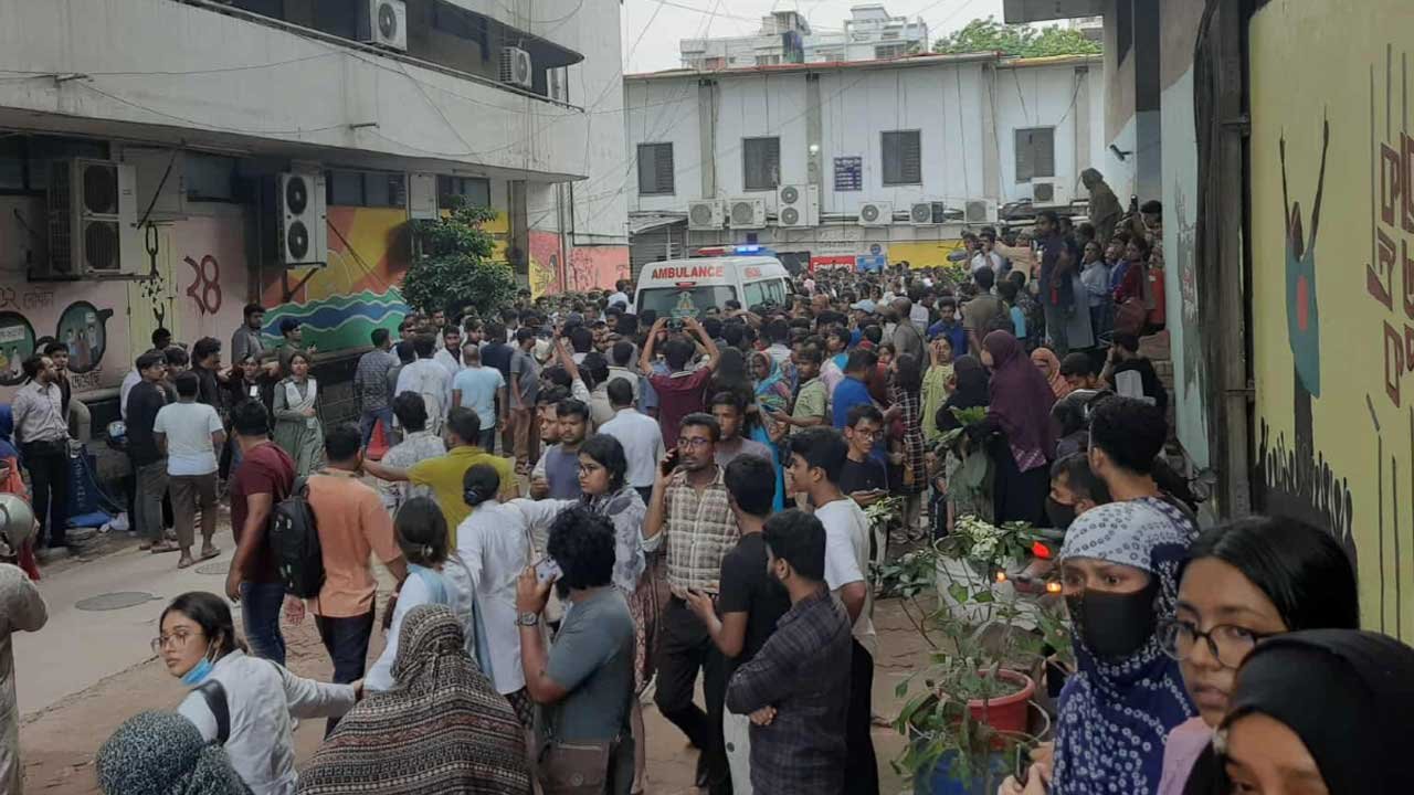 উত্তরায় বিমান বিধ্বস্তের পর মাইলস্টোন স্কুলে আগুন, আতঙ্কে শিক্ষার্থীরা